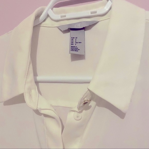 (2/$20) H&M White Button-Up Shirt - Picture 5 of 7